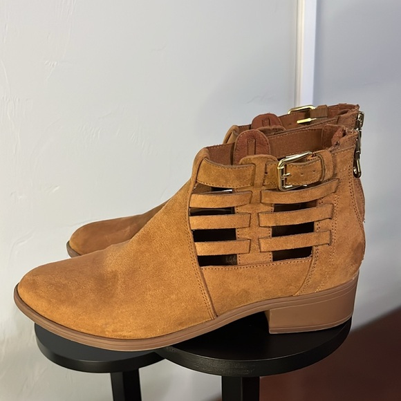American Eagle tan suede ankle booties, size 8. - Picture 5 of 11
